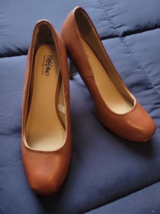 Brown Women's Classic Round-Toe Pumps - Picture 2 of 4